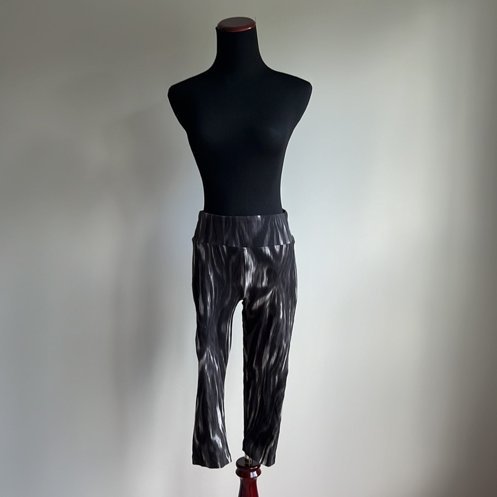Marika - Mid-Calf Capri Workout Leggings - BNWOT